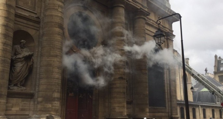 La histórica iglesia de San Sulpicio de París se incendia