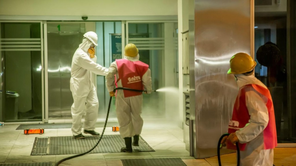 España alcanzó 56.000 casos confirmados y 655 muertos en un día 