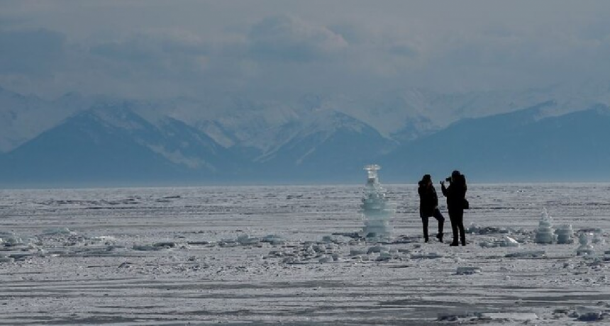 Corredores desafían tormenta de nieve en Siberia durante maratón sobre lago congelado