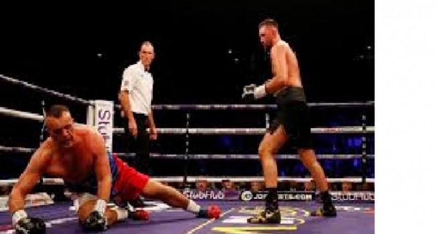Hughie el primo de Tyson Fury, derribó a Pavel Sour