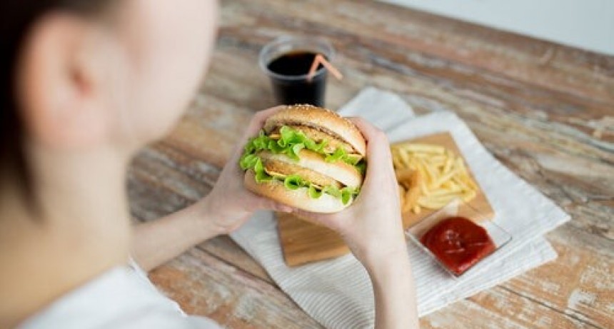 Comer comida chatarra refuerza el estado de ánimo negativo