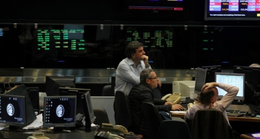 La bolsa subió un 8,1% y el Riesgo País tocó nuevo máximo desde el 2005