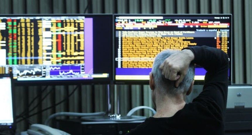 Bolsa cae y el riesgo país subía 74 unidades a una zona máxima desde el 2005 