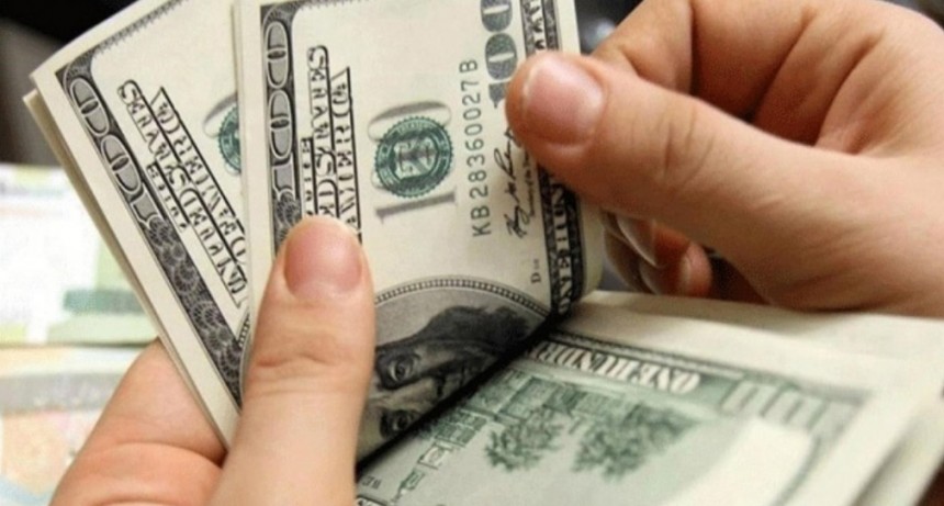 El dólar se vende a $83,75 en un nuevo récord histórico