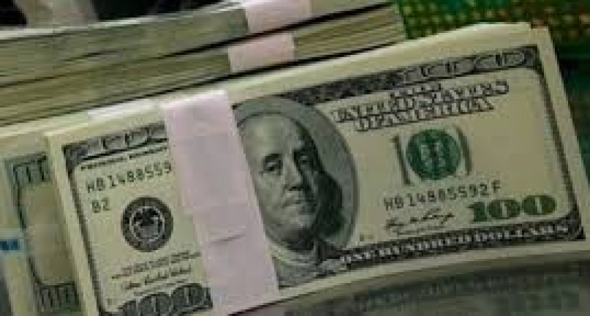 El dòlar supera por primera vez en el año al dólar turista 