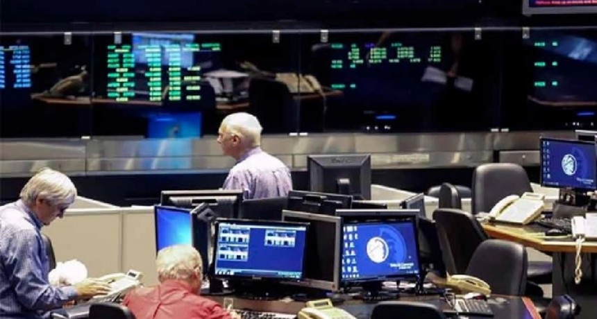 La bolsa porteña sube un 2,6% y el riesgo país avanza un 1,1%