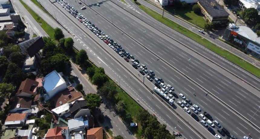 El Gobierno analiza restringir horarios y autorizaciones para salir de casa