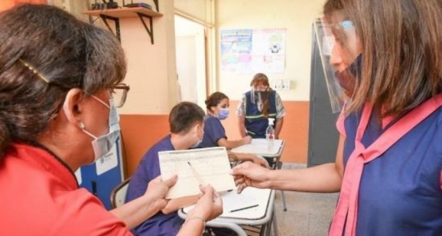 Vacunan a docentes de la escuela barrio Autódromo