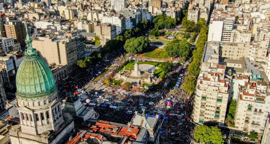 Primera marcha multitudinaria por el Dìa de la Mujer