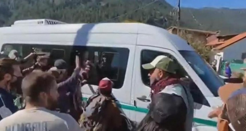 Fernández recibe un piedrazo en la cabeza a su arribo a Chubut 