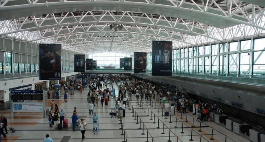 Un vuelo de Cancún aterrizó con 44 pasajeros contagiados de coronavirus