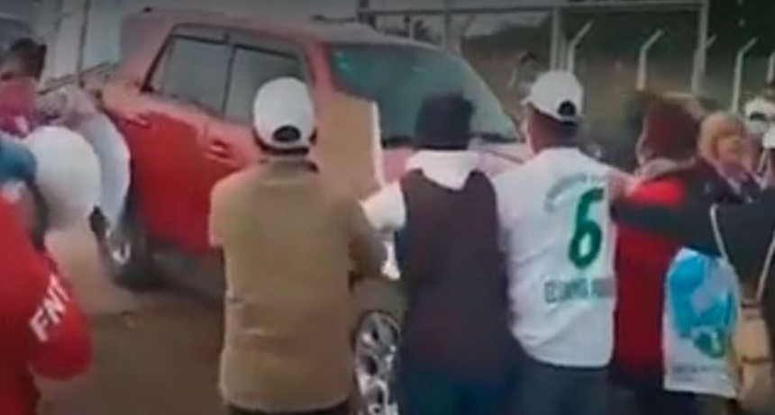  Evo Morales es recibido con huevazos y le gritaron “pedófilo”