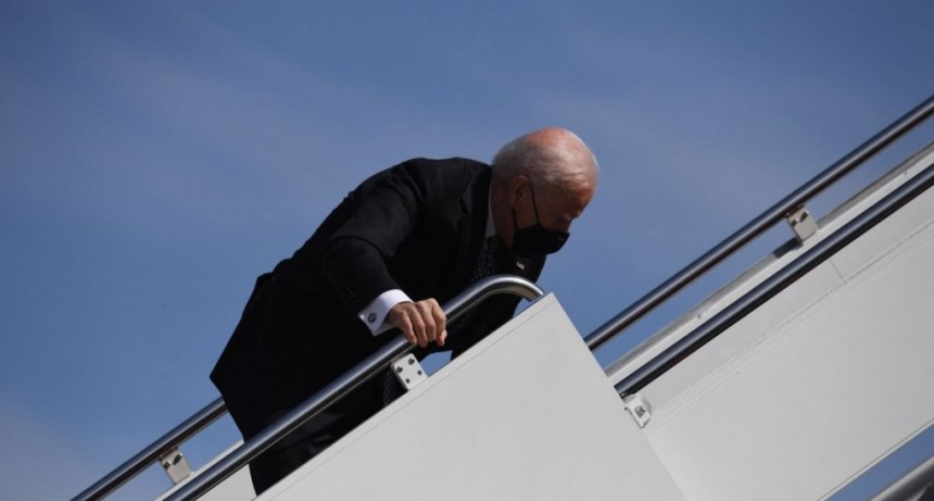 Joe Biden sufre resbalón al abordar el Aire Force One 