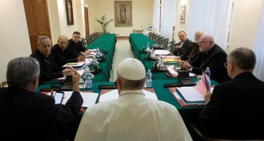 El Papa ordenó recortar un 10% el sueldo de los cardenales