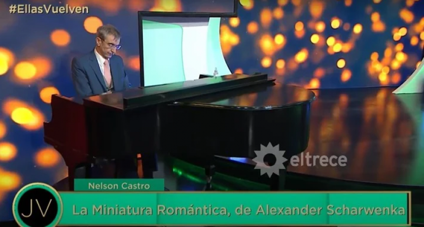 Nelson Castro sorprendió en su faceta como pianista