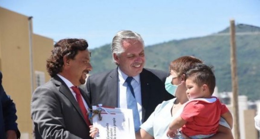 Alberto Fernandez y Gustavo Sàenz entregaron viviendas