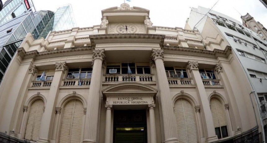 El Banco Central acelera la suba del dólar oficial