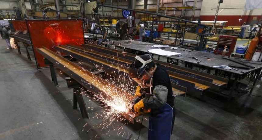 La economía cayó 0,5% mensual en enero