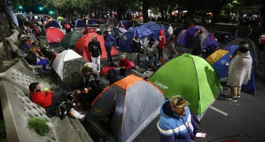 Organizaciones Sociales acampan en la Plaza 9 de Julio
