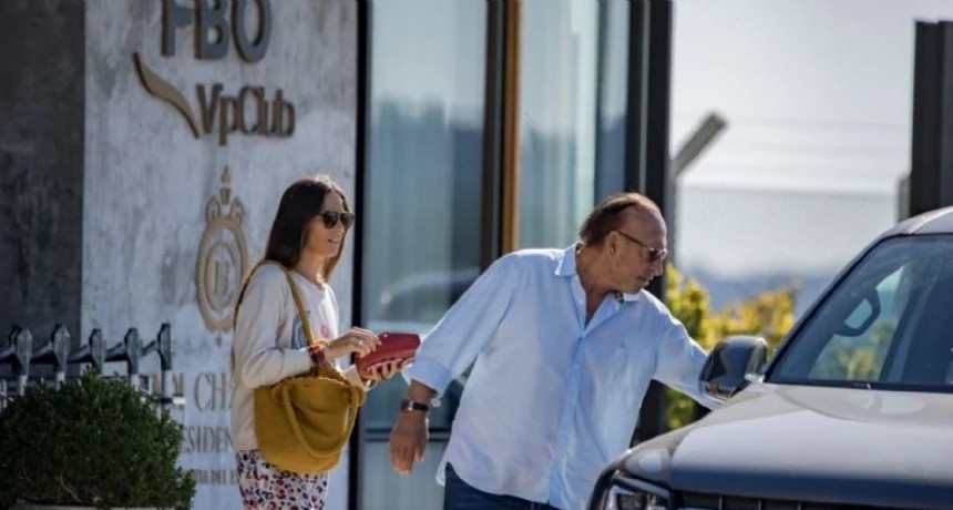 Juana Viale se muestra en pareja
