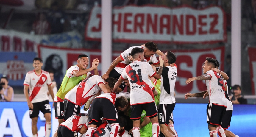 River festejó en la Supercopa Argentina