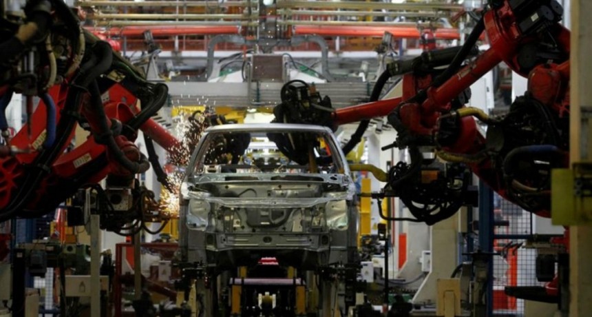 Decrece la producción automotriz