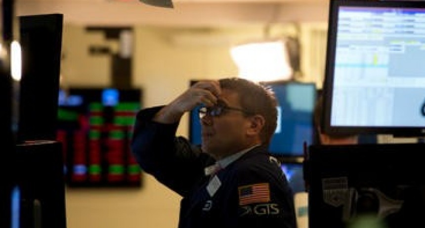 Wall Street cierra en rojo alertada por sector sanitario