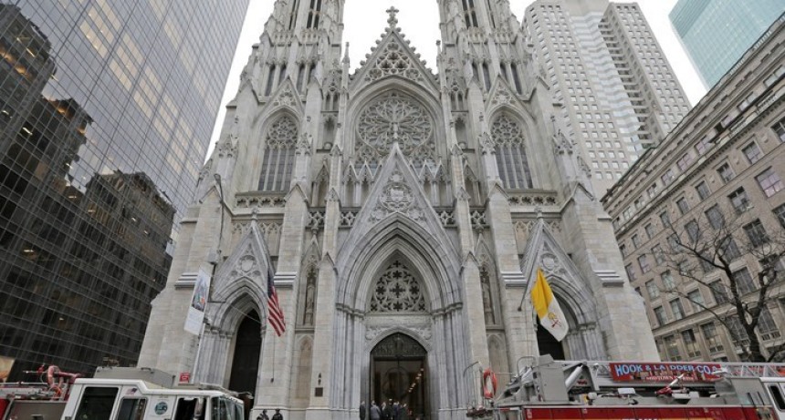 Detienen a hombre con bidones de nafta el la Catedral de Nueva York 