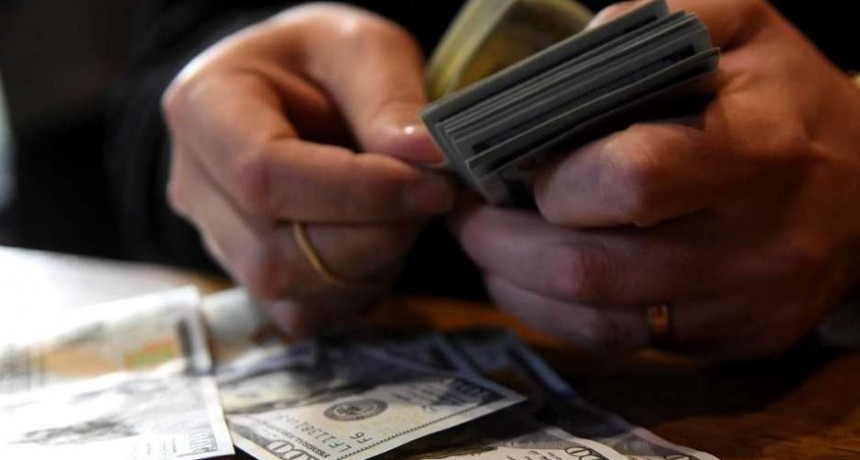 El dólar se aproxima a $ 45 yel Riesgo País llega a 918 puntos