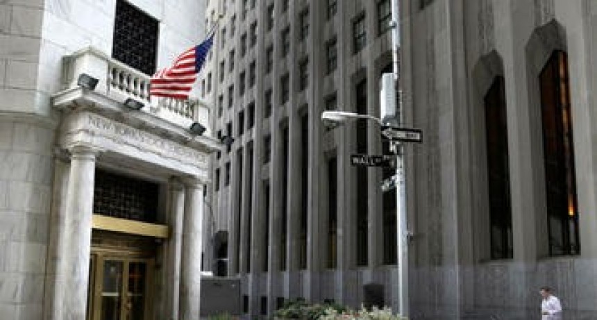 Wall Street aconseja al Gobierno mantener la calma en medio de la tormenta