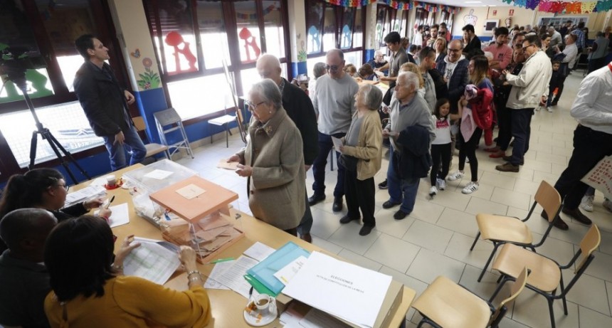 España concurre a las urnas