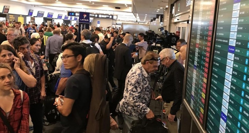 Aerolíneas re-programan  sus vuelos del martes