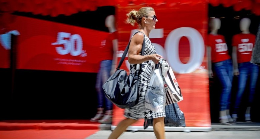 Los comercios se sostienen con las promociones continuas