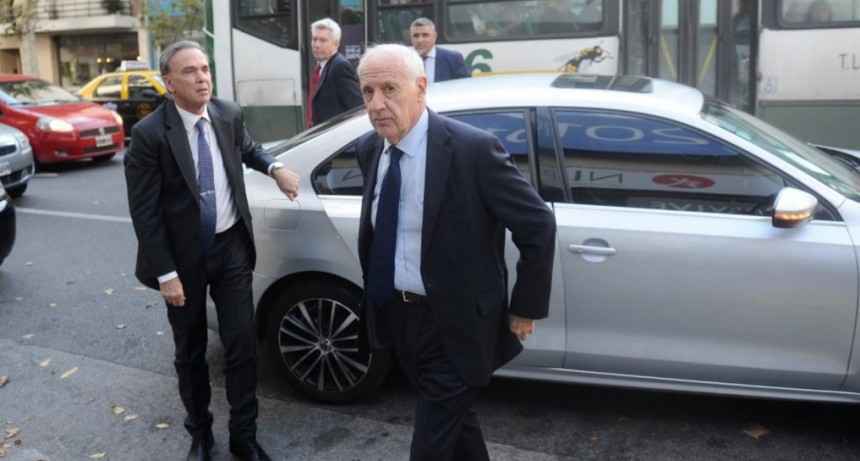 Lavagna se muestra cerca de Pichetto