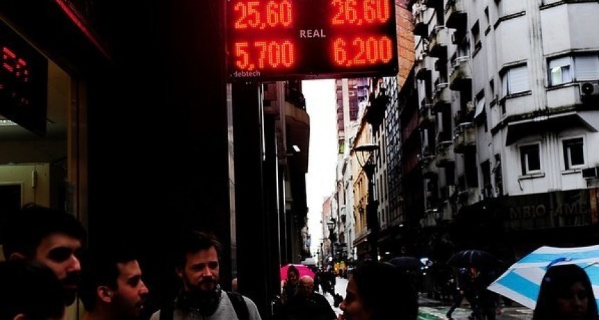 El dólar cae este martes 70 centavos a $ 44,90 en bancos 
