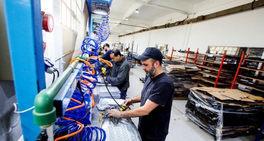 Más empresas recortan sueldos y dan licencias al personal