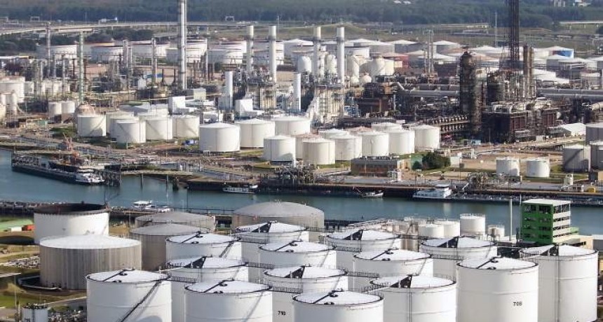 El petróleo sobra en el mundo y amenaza con hundir su precio a mínimos de 1999