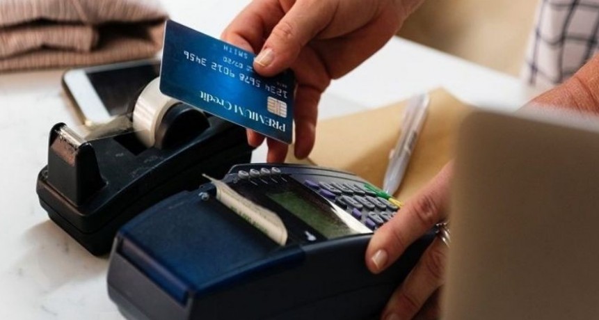 Las tarjetas de crédito postergan su vencimiento con  un interés del 43%