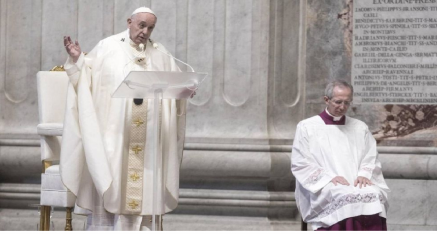 Francisco, encabezó el Vía Crucis histórico en una plaza completamente vacía 