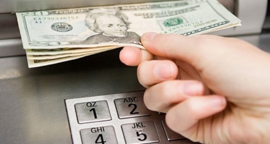 El dólar libre cerro $114,07 impulsado por la emisión monetaria