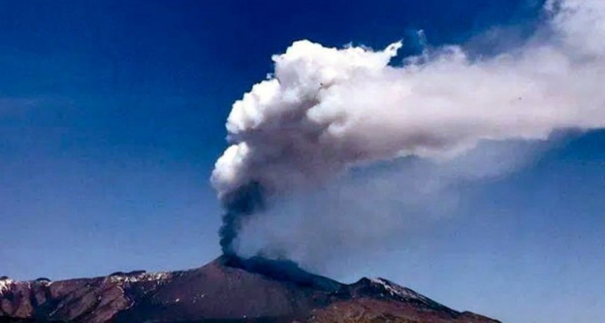 El volcán más grande de Europa entro en erupción