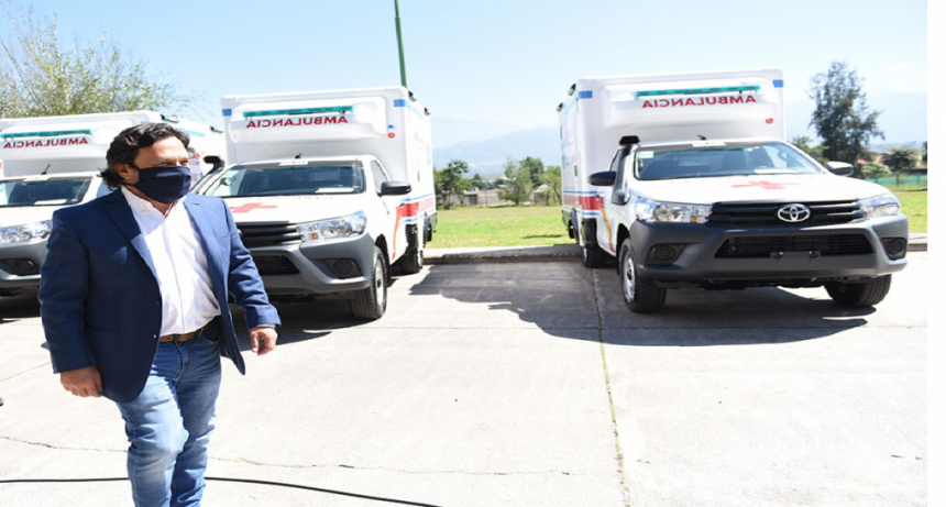El gobernador Gustavo Sáenz entregó hoy seis ambulancias 