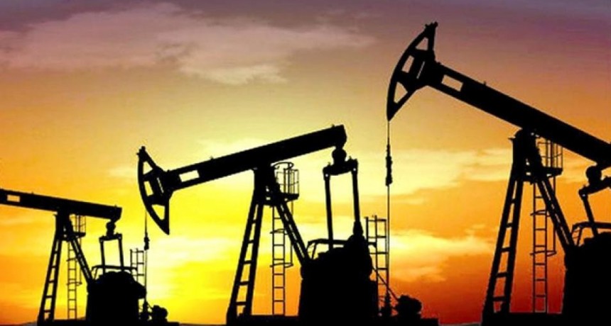 Petróleo de Texas se desploma 305 % y cierra en -37,63 dólares el barril