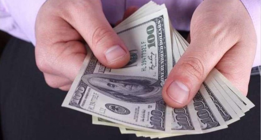 El dólar blue trepó hasta $110 y Riesgo País subió un 3%