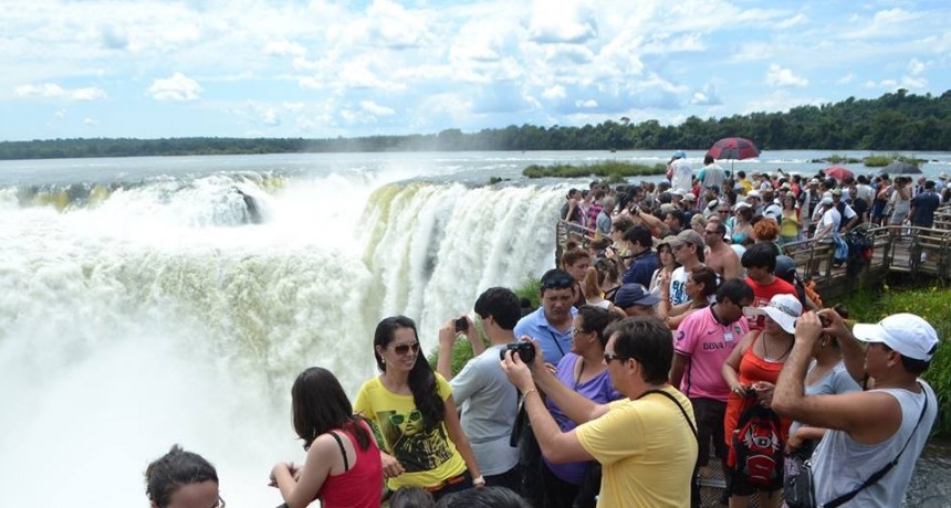 Pese al aumento de casos de COVID-19 un millón y medios de turistas en la Semana Santa