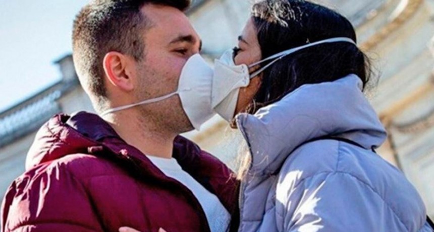 La pandemia eliminò el beso en el saludo 