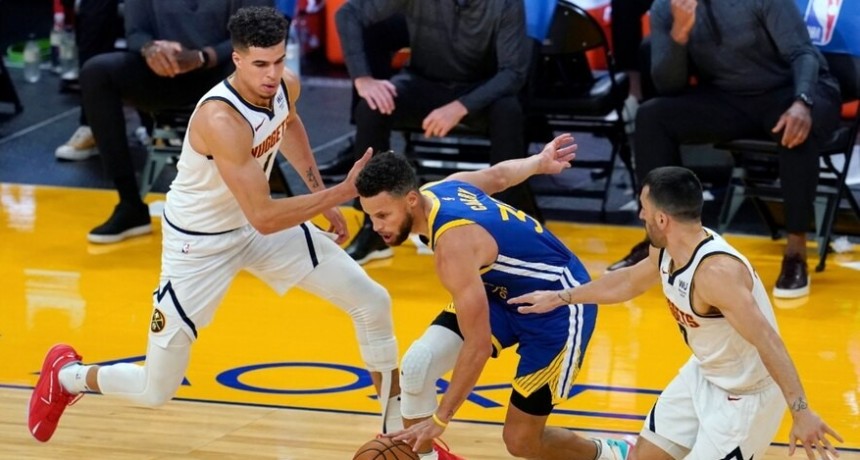 Los Warriors derrotaron a los Nuggets 