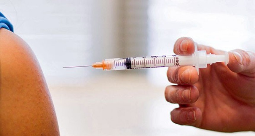 Uruguay inmuniza con las vacunas de Pfizer que la Argentina dejó pasar