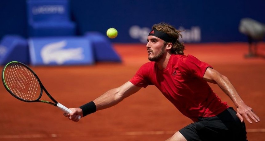 Tsitsipas venció a Sinner y es finalista en Barcelona