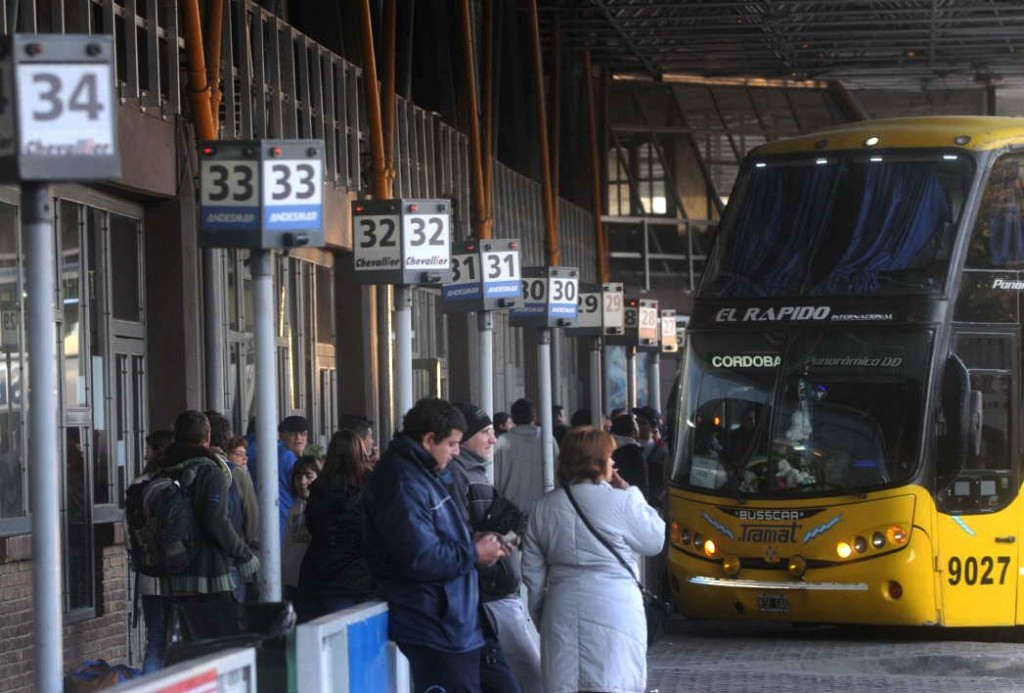 Se levantó el paro de colectivos de media y larga distancia